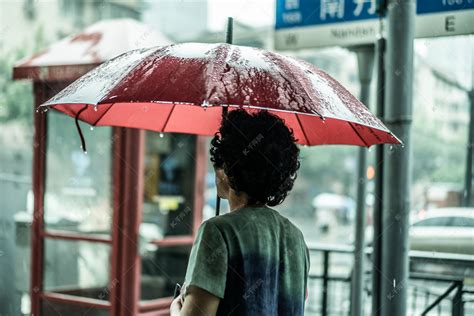 一个人雨中打伞图片