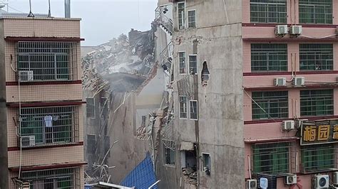 一建筑发生爆炸后二楼全部倒塌