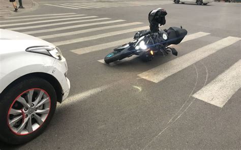 一男子开摩托车撞豪车