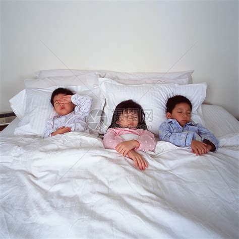 三个人睡在床上的外国电影