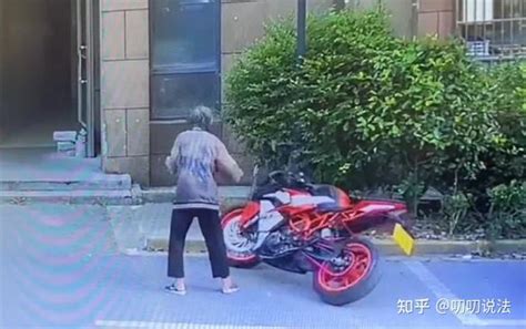 上海一位老人故意推倒摩托车