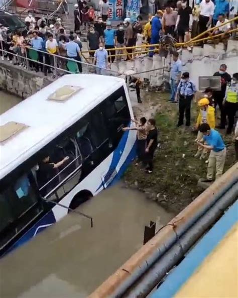 上海公交车坠河
