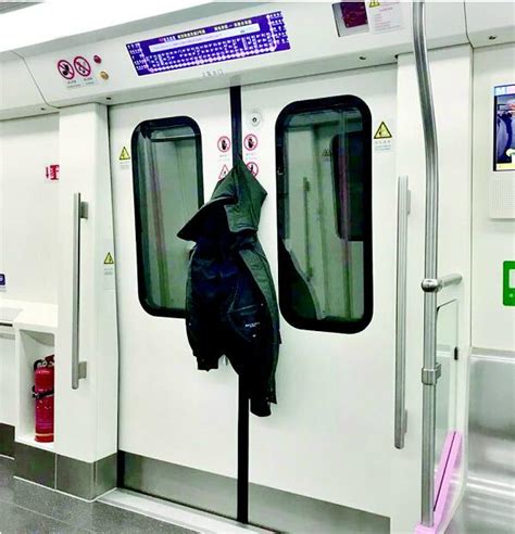 上海地铁男子冲车门被夹