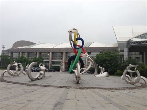 上海广场不锈钢雕塑人像