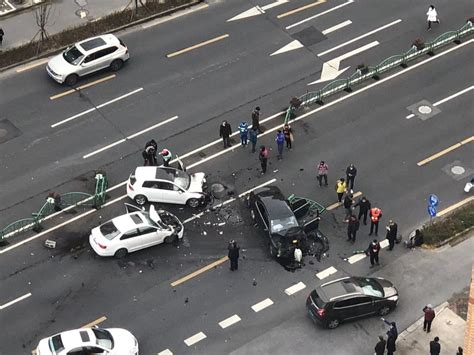 上海男子驾车撞两辆非机动车