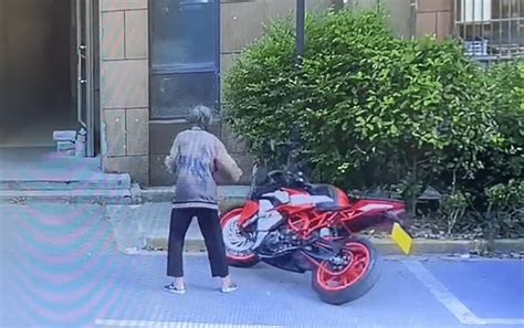 上海老人推倒摩托车完整视频