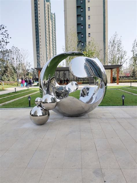 上海镜面玻璃钢雕塑服务介绍