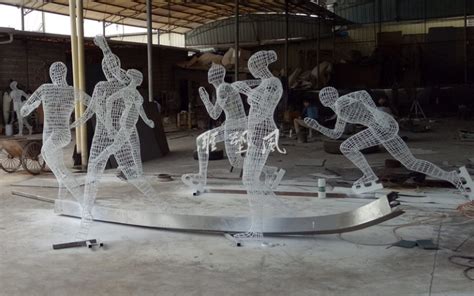不锈钢镂空运动人物雕塑