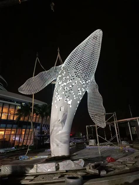 不锈钢镂空鲸鱼雕塑图片