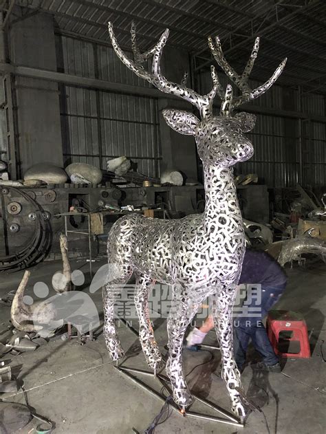 不锈钢镂空鹿雕塑加工厂
