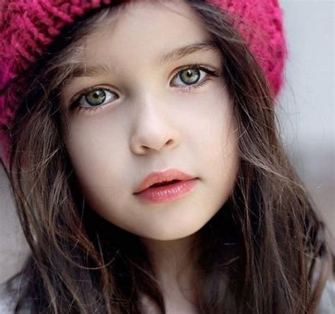 世界上最漂亮的小女孩的照片