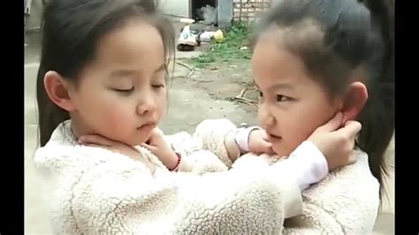 东北小女孩双胞胎打架搞笑