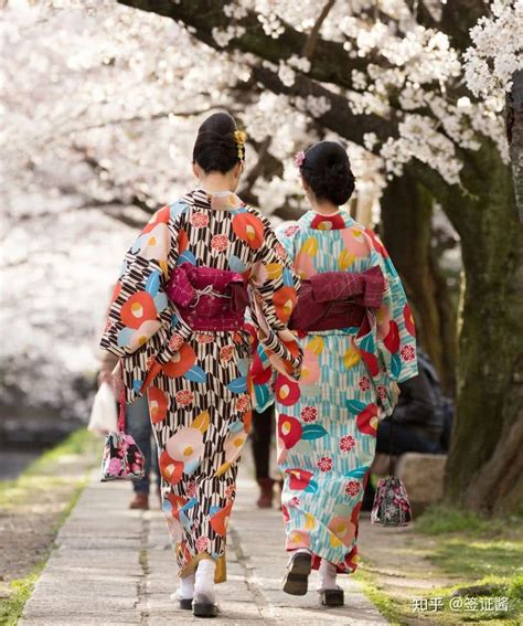 两女子身穿日本和服就餐