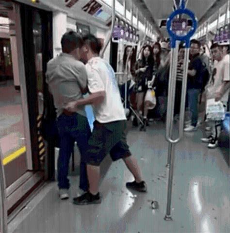 两男子地铁争座位打架