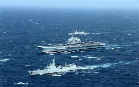 中国军舰全速驶向美舰