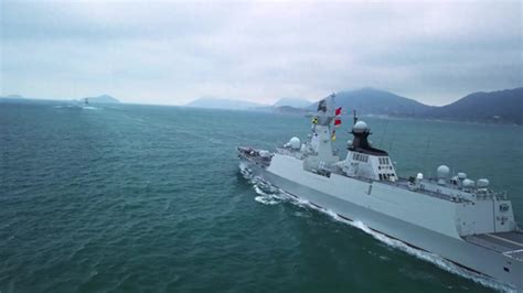 中国军舰横切美舰第一视角