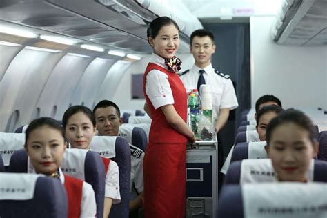 中国南方航空空姐迎接旅客上飞机