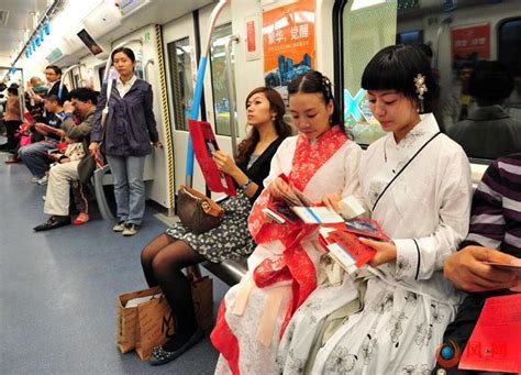 中国女孩在外国地铁上穿汉服