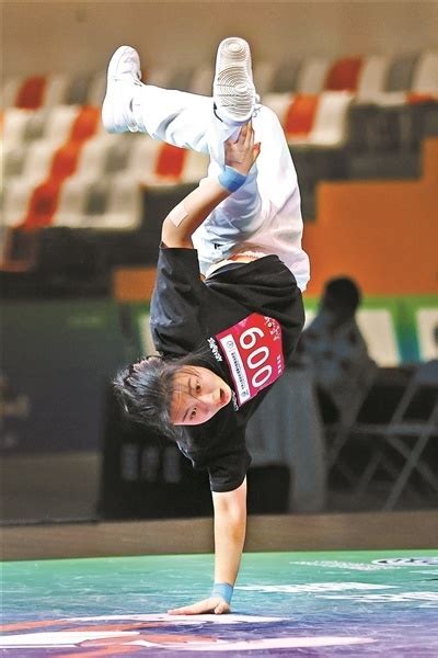中国女孩夺顶级霹雳舞冠军