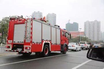 中国消防车出警鸣笛声音