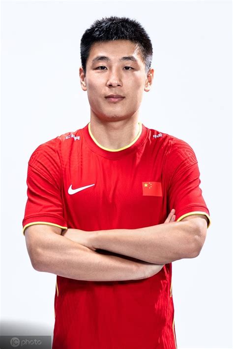 中国男足球队队长是谁