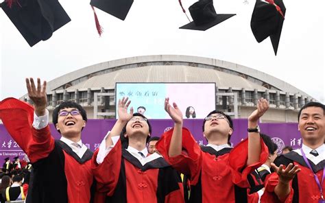 中国留学生领取毕业证现场