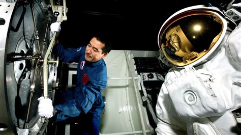 中国第一个实现太空行走的是
