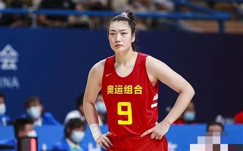 中国篮球李梦的照片