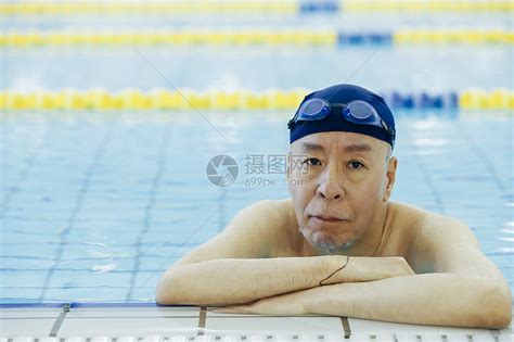 中老年男性野外游泳视频