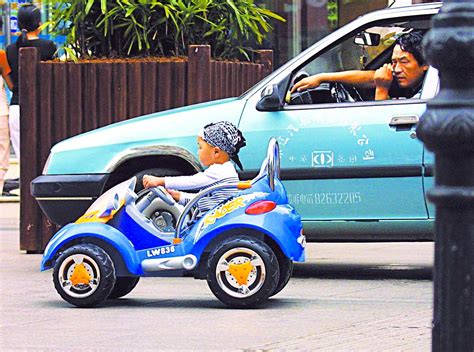 五岁小孩骑玩具车上高速