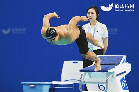 亚运会游泳裁判跌入水池