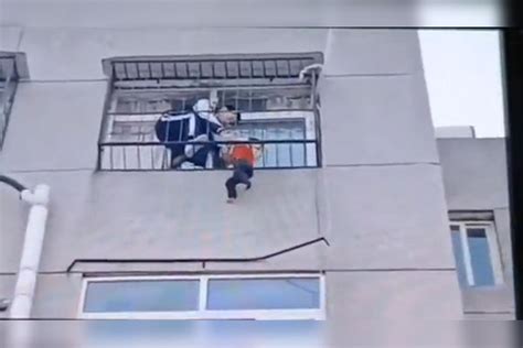 他徒手爬到6楼救下悬空女童