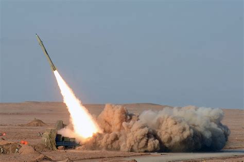 伊朗向美国空军基地发射导弹