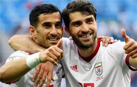 伊朗男子庆祝伊朗队输球