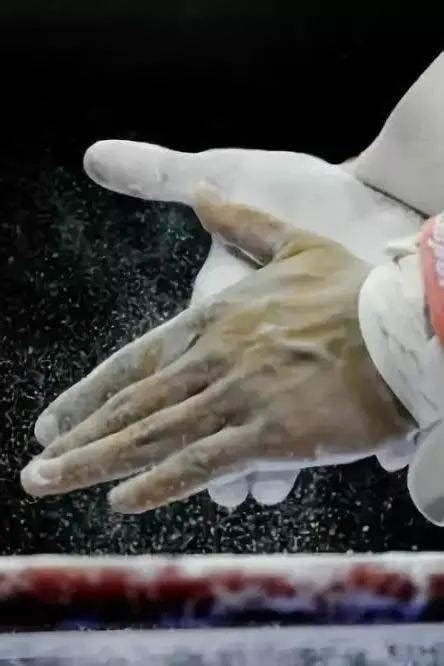 体操运动员为什么要在手上涂镁粉