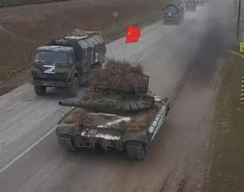 俄军坦克挂苏联红旗进攻乌克兰