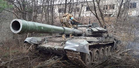 俄军坦克被乌克兰步战车机炮连击