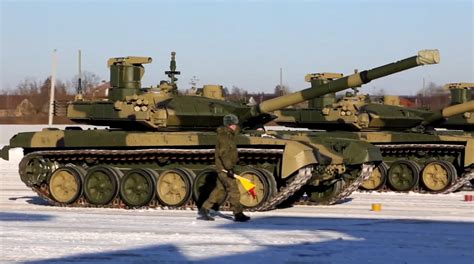 俄军接收上百辆坦克