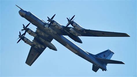 俄图95轰炸机首次降落中国