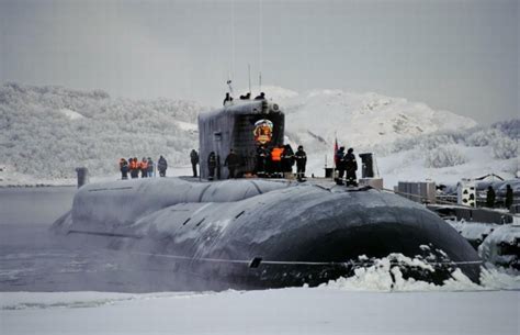 俄罗斯两艘核潜艇同时破冰