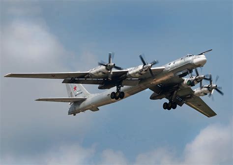 俄罗斯图95战略轰炸机携带炸弹