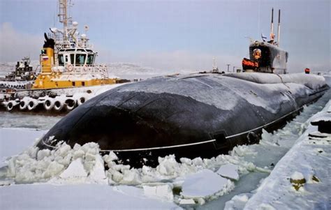 俄罗斯3个核潜艇同时破冰而出