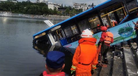 公交坠河事故