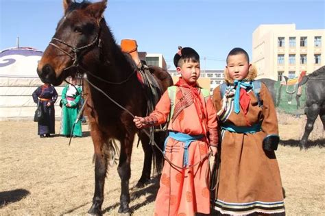 内蒙古骑马上学小学生