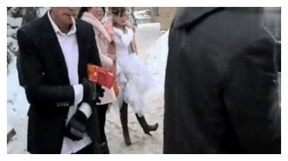 农村冬天新娘结婚穿婚纱接吻视频