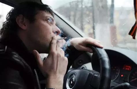 凌晨男子驾车抽烟