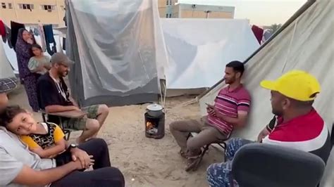加沙民众挤在海滩帐篷里避难