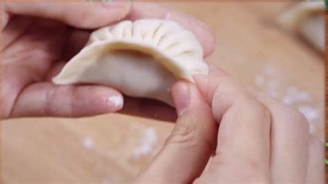 包饺子手法慢动作视频教程