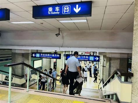 北京地铁乘客翻越站台进入轨道