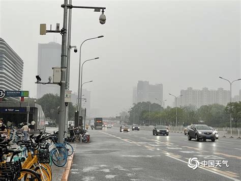 北京暴雨雷电双预警生效
